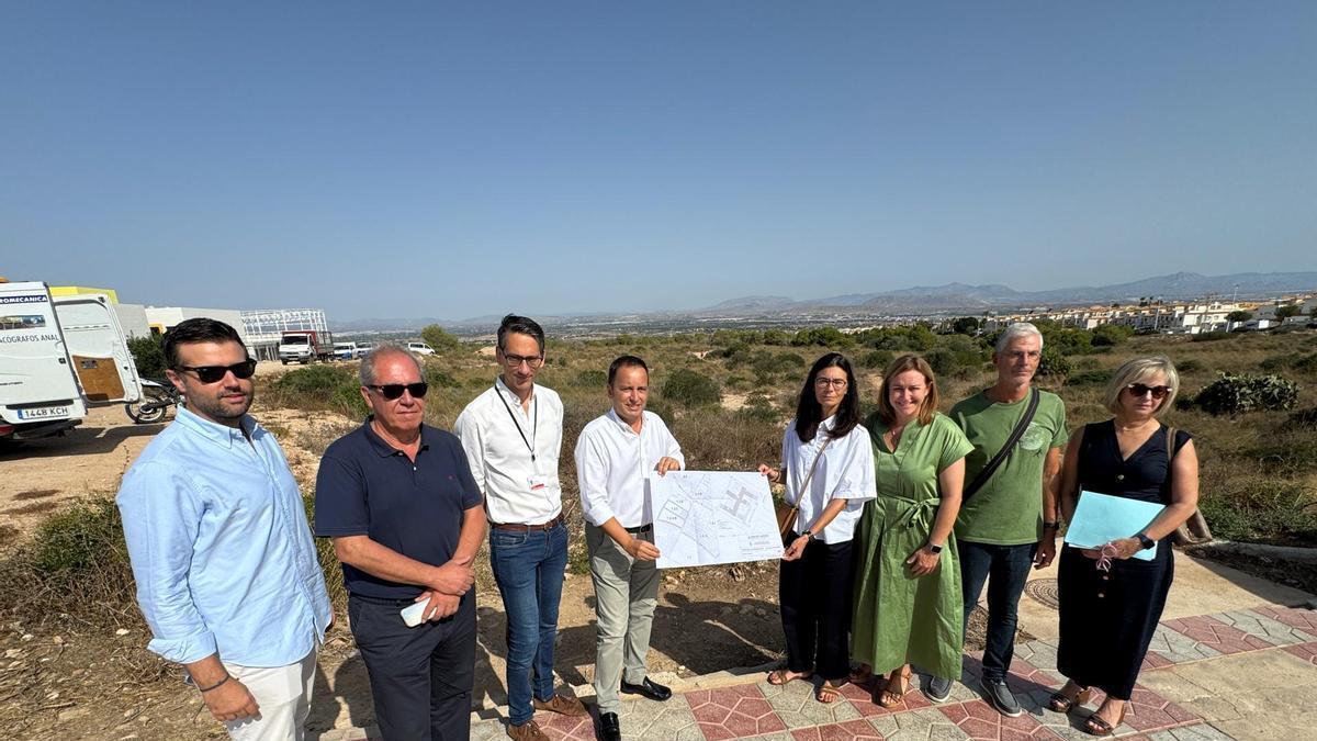 Visita en 2025 de la secretaria autonómica de Sanidad a los terrenos donde irá el consultorio auxiliar