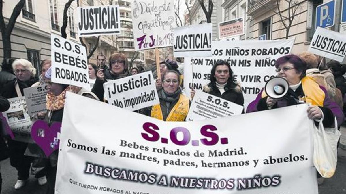 Manifestación en Madrid de afectados por robos de bebés, en enero pasado.