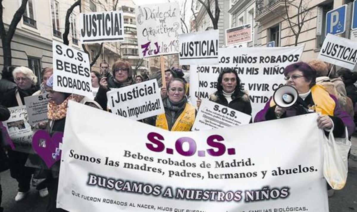 Manifestació a Madrid d’afectats per robatoris de nadons, el gener passat.