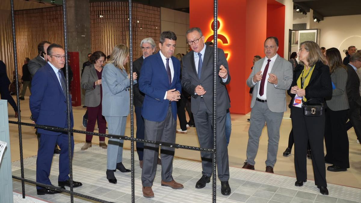 Mazón, durant la seua visita a Cevisama, este dimarts