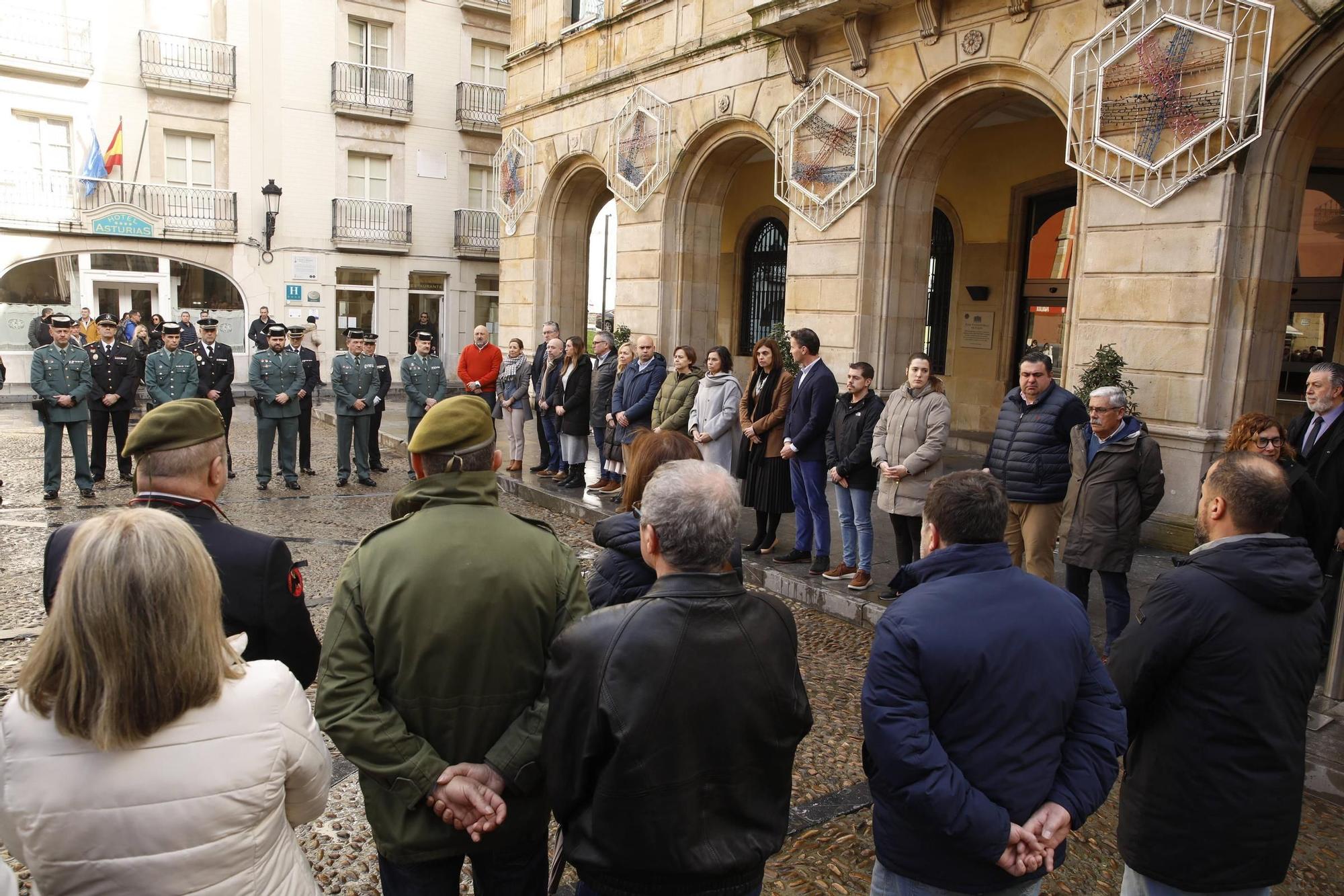 El minuto de silencio en Gijón por los dos guardias civiles asesinados en Barbate, en imágenes