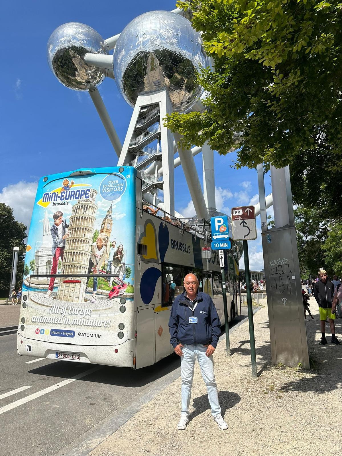 Alfredo Yugueros, junto al autobús turístico que conduce en Bruselas.