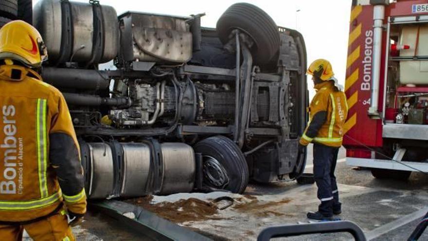 Elche tiene la mitad de bomberos que la media de parques españoles