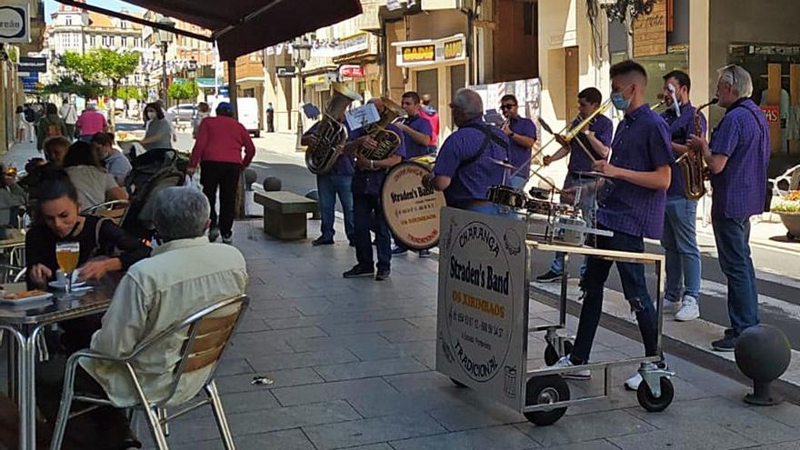 Una charanga ambienta la hora del vermú en la calle Calvo Sotelo. |  // A:CELA