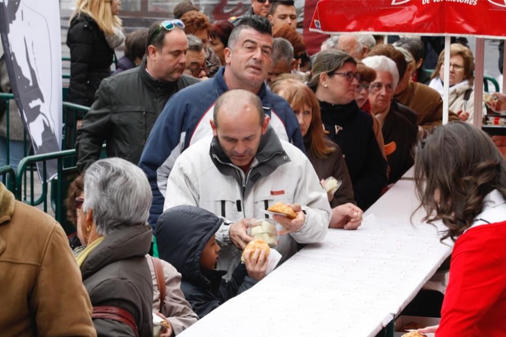 Reparto de pasteles de carne en la plaza del Romea