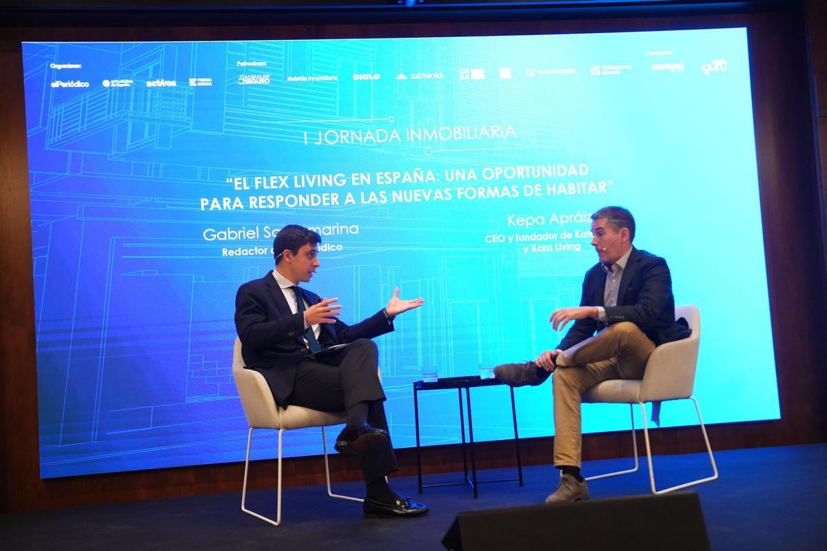 De izquierda a derecha: Gabriel Santamarina, periodista de Prensa Ibérica, y Kepa Apráiz, CEO y fundador de Katégora y Kora Living