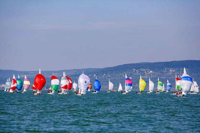 Vista General de las embarcaciones durante el Flying Dutchman European Championship disputado en el  Lago Balaton en Balatonfoldvar, Hungría