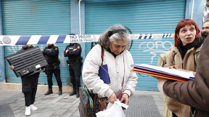 Protesta ante el desahucio de una mujer vulnerable en el barrio de Carolinas de Alicante