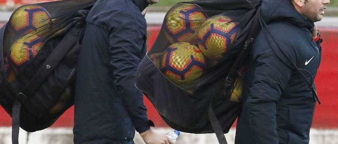 Iván Hernández y José Alberto con dos sacos de balones, en Mareo.