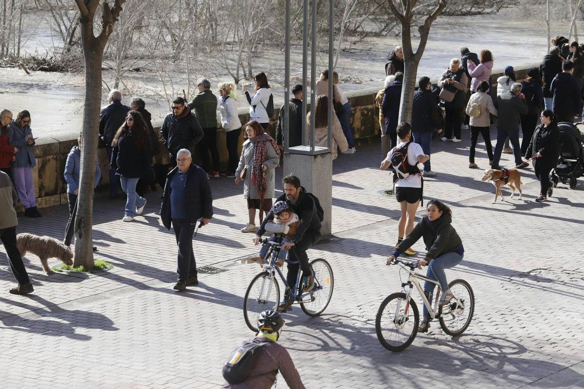 Los cordobeses disfrutan del sol al aire libre tras multitud de días de lluvia intensa