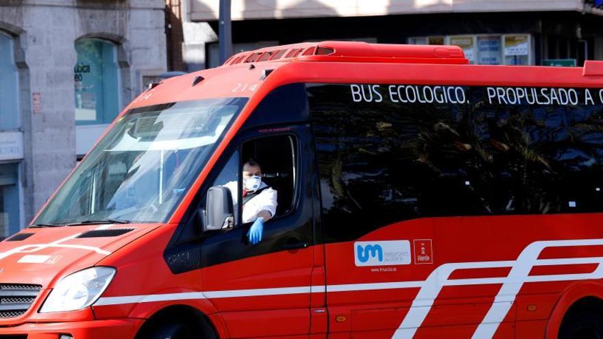 Un conductor, con mascarilla al volante.