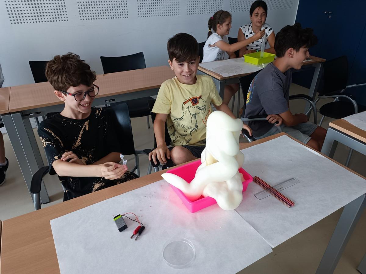 Galería: Ibiza acerca la ciencia a los niños con una mañana de experimentos, robots y juegos