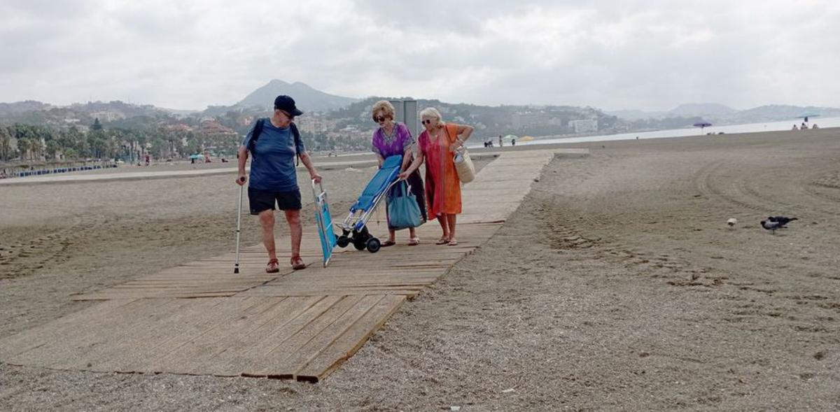 Piden que las planchas de madera se cambien por hormigón liso. | A.V.