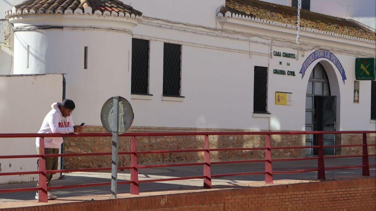 Uno de los heridos a las puertas del cuartel de Silla para interponer la denuncia.