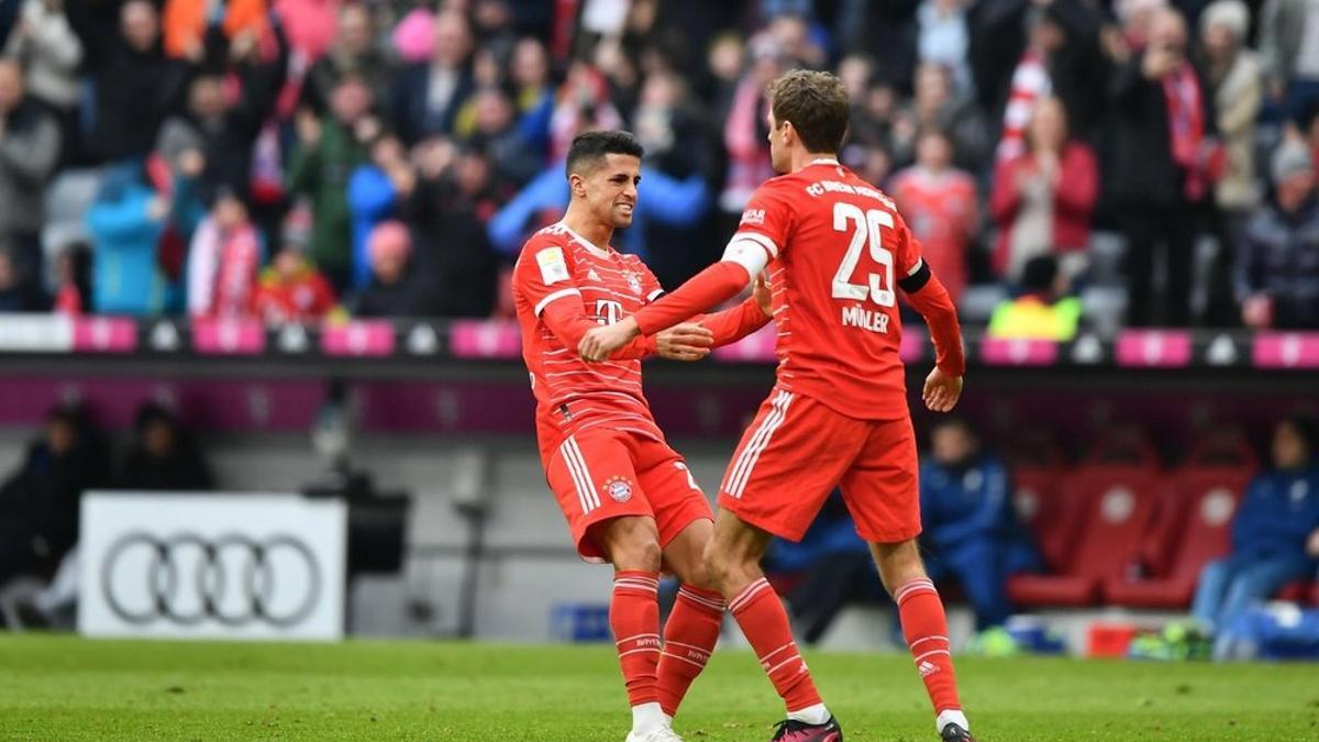 João Cancelo celebra un gol con Müller