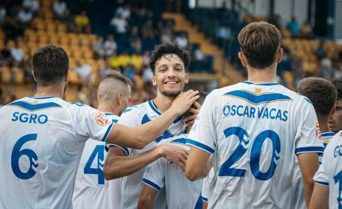 Adnane Ghailan, en el centro de la imagen, celebra un gol con el CE Europa.