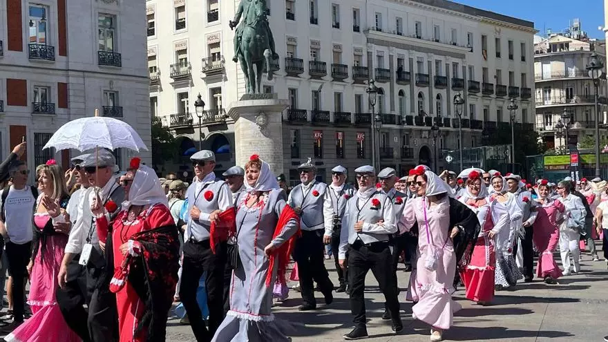 El centro de la capital se llena de chulapas en un pasacalle por las Fiestas de San Isidro