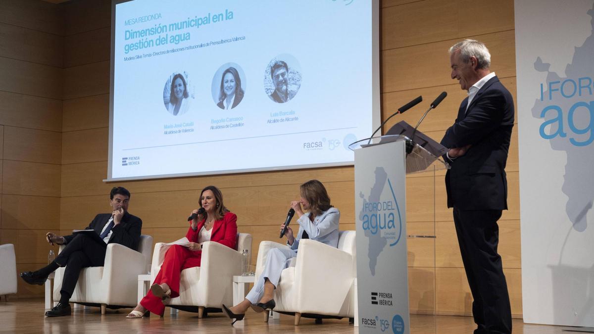 Luis Barcala. María josé Català y Begoña Carrasco participaron en la mesa redonda moderada por José Luis Valencia.