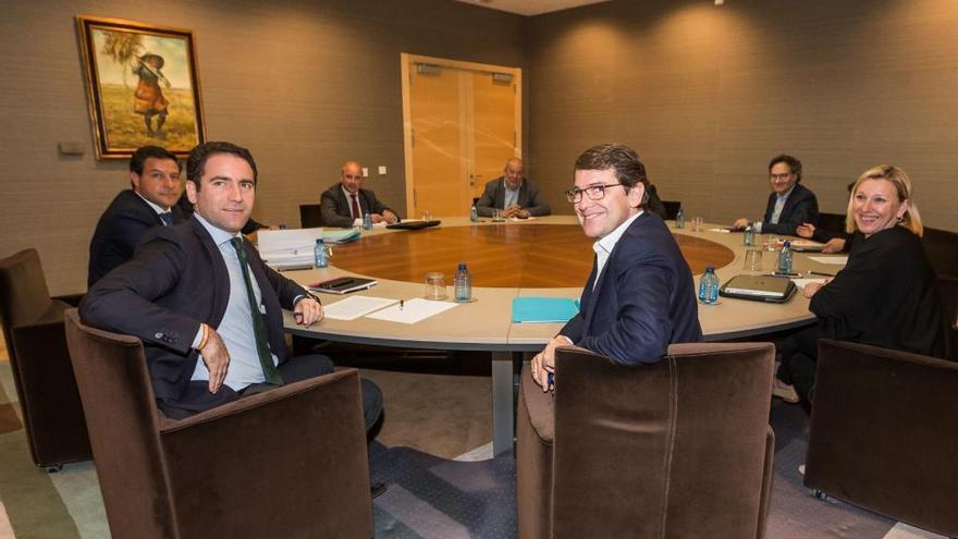 La comisión negociadora del PP de Castilla y León y el comité autonómico de negociación de Ciudadanos, en una de sus reuniones.