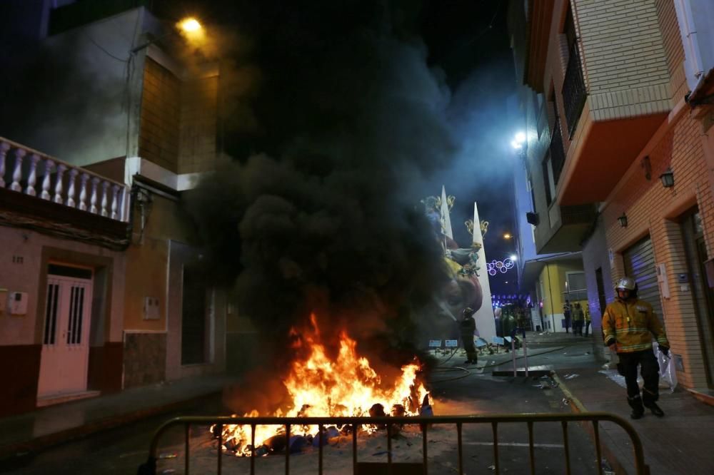 Cientos de personas, la mayoría adolescentes que quisieron disfrutar de la "cremá" y posterior "bañá" de los bomberos, se acercaron al barrio del Calvario para ver arder su hoguera