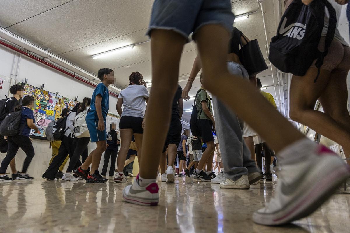 Alumnos en los pasillos de un instituto de Alicante.