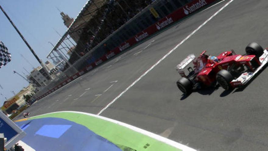 Fernando Alonso cruza la meta de Valencia en 2012 con su Ferrari.