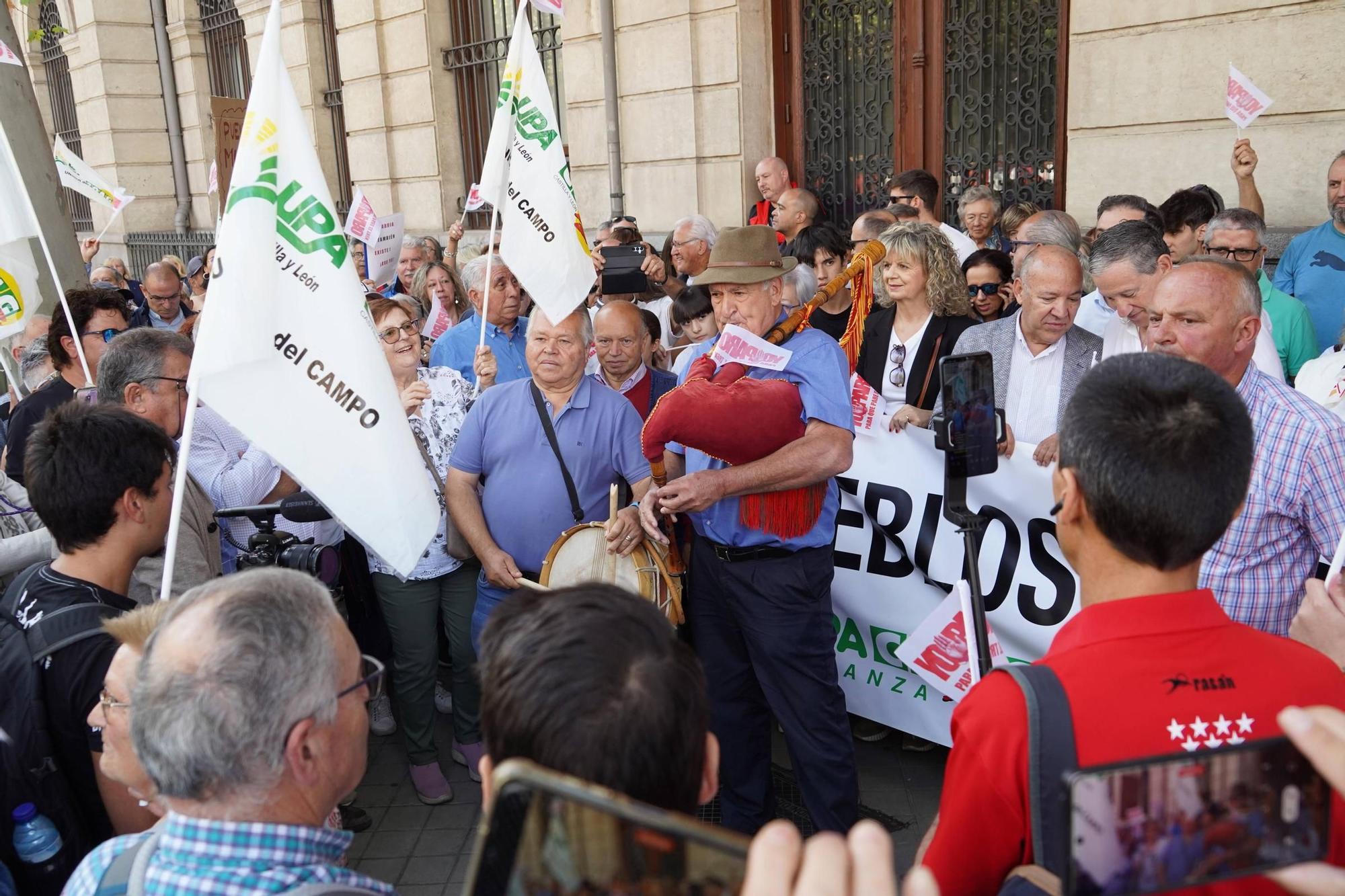Manifestación por el AVE de Sanabria en Madrid: protesta por el tren a las puertas de Renfe