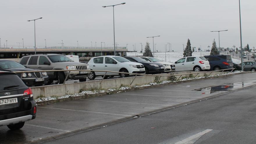 La barandilla dañada por el impacto de los coches.