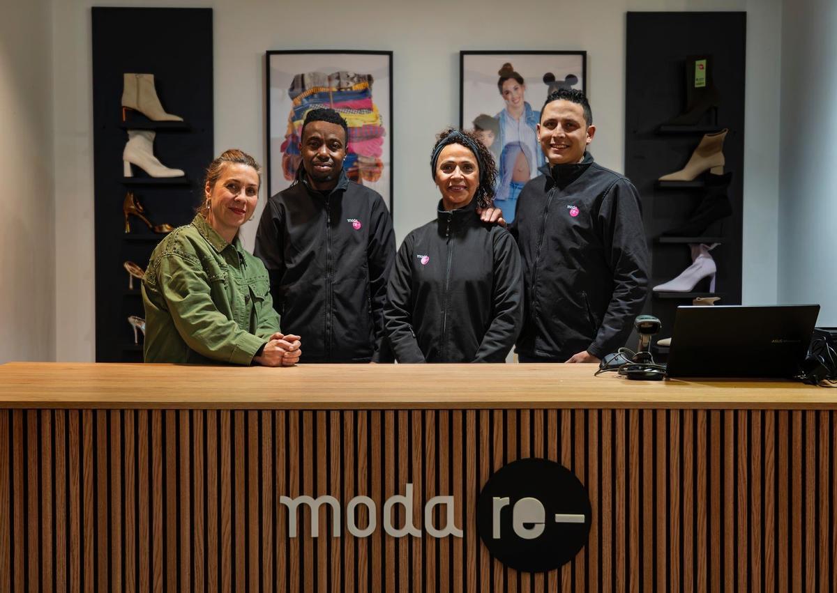Equipo de la tienda Moda re- en la calle Pintores de Cáceres.