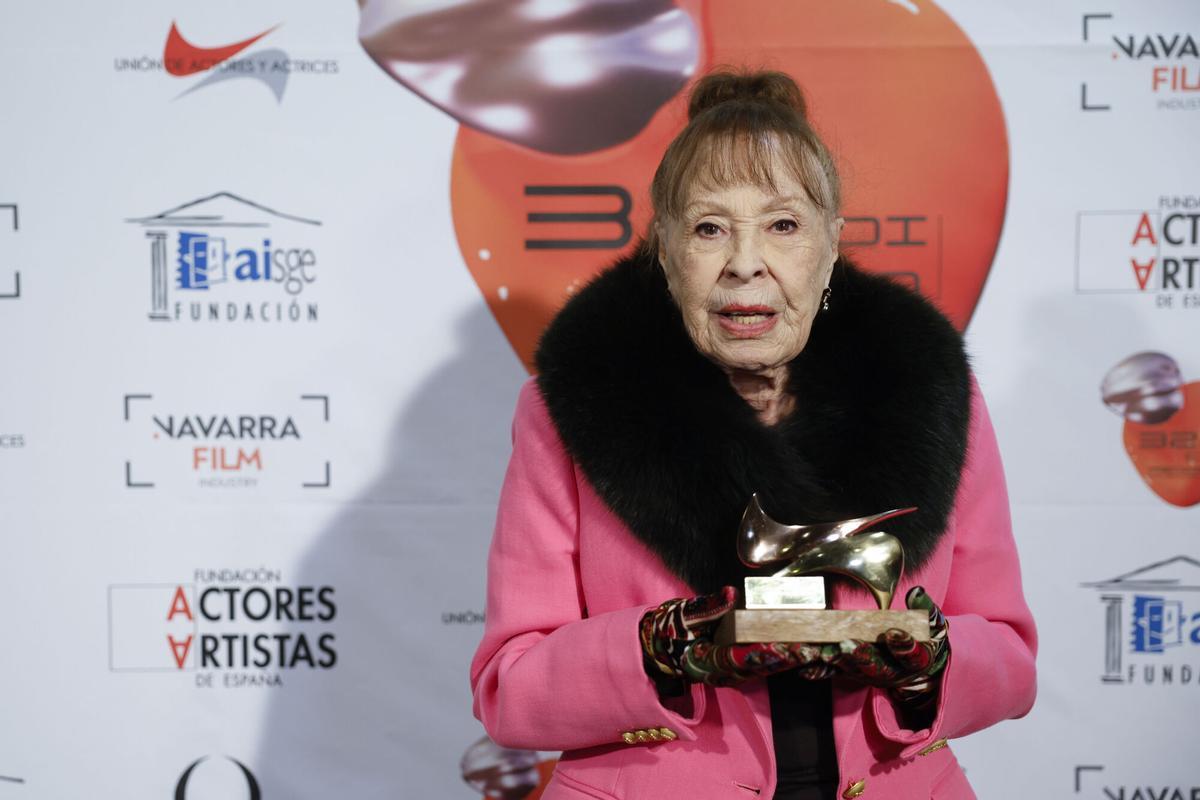 MADRID, 14/03/2026.- Fotografía de archivo fechada el 11 de marzo de 2024 que muestra a la actriz Gemma Cuervo tras recoger el premio a toda una vida durante la gala de los premios de la Unión de Actores y Actrices, hoy lunes en el Teatro Circo Price, en Madrid. La actriz Gemma Cuervo ha muerto este sábado a los 91 años, según han informado a EFE fuentes familiares. EFE/ Mariscal ARCHIVO