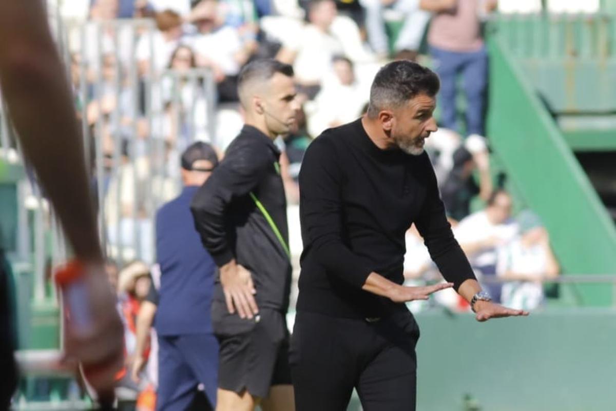 Iván Ania demanda intensidad a sus pupilos durante el encuentro.