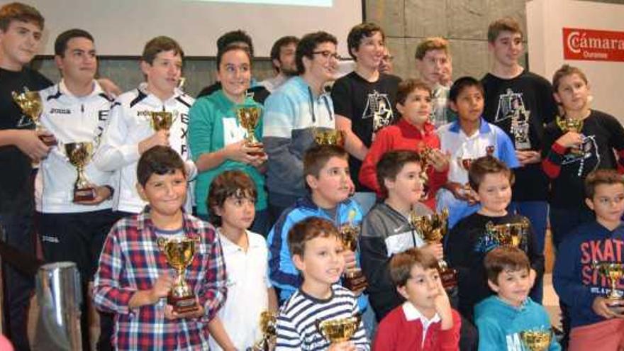 Foto de familia de los ganadores en las distintas categorías del torneo disputado en Expourense. // FdV
