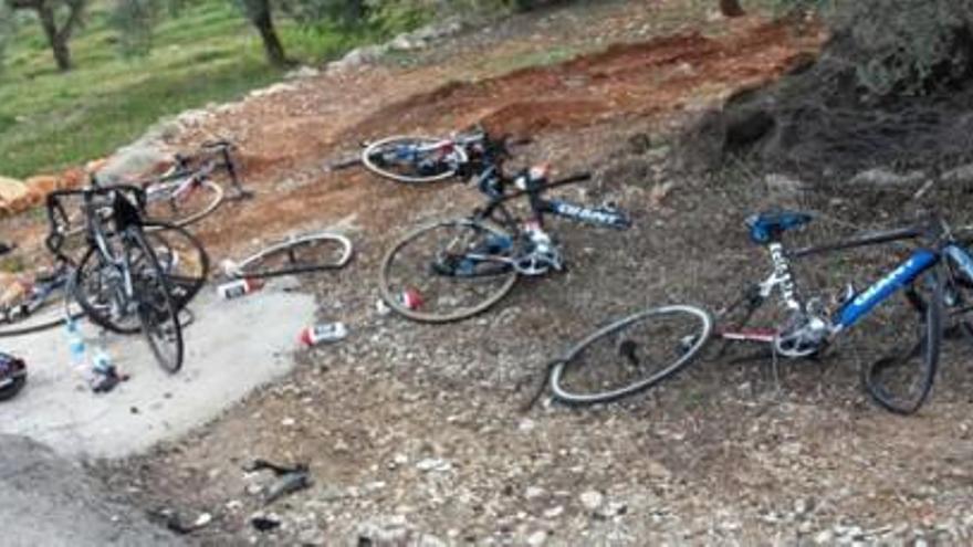 Así quedaron las bicis en el lugar del atropello.