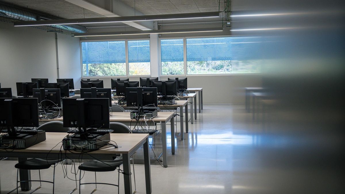 Aula vacía en un equipamiento educativo en Catalunya.