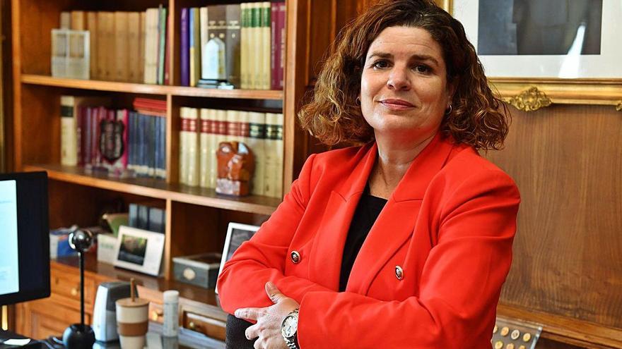 María Rivas en su despacho de la Subdelegación del Gobierno.   | // VÍCTOR ECHAVE
