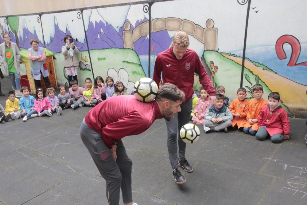 El Pontevedra anima a los niños de Marín a practicar deporte