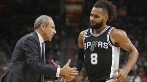 Ettore Messina conversa con Patty Mills, base de los Spurs, en un partido de esta temporada en la NBA