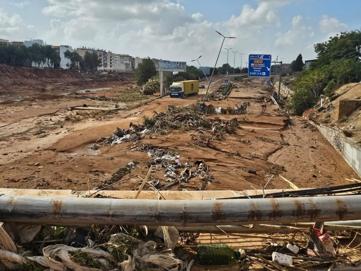 La calzada de la 403, que conecta los municipios de L'Horta Sud, ha desaparecido a la altura de Aldaia