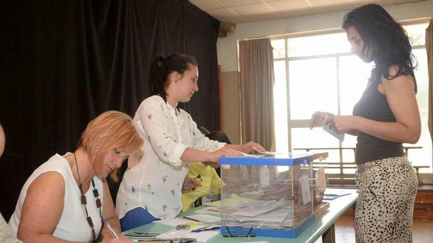 Un momento de las votaciones en las últimas elecciones generales en Cambados. // Noé Parga
