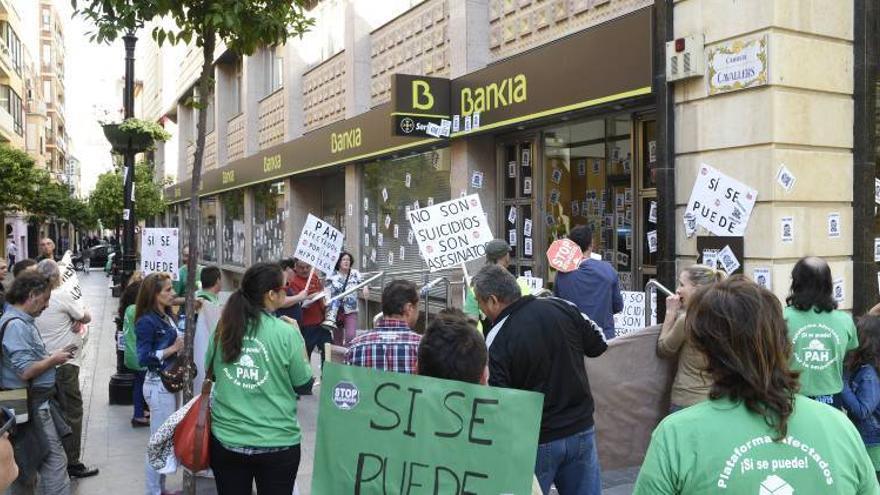 La Policía Nacional desaloja por la fuerza a los &#039;okupas&#039; de la central de Bankia en Castellón