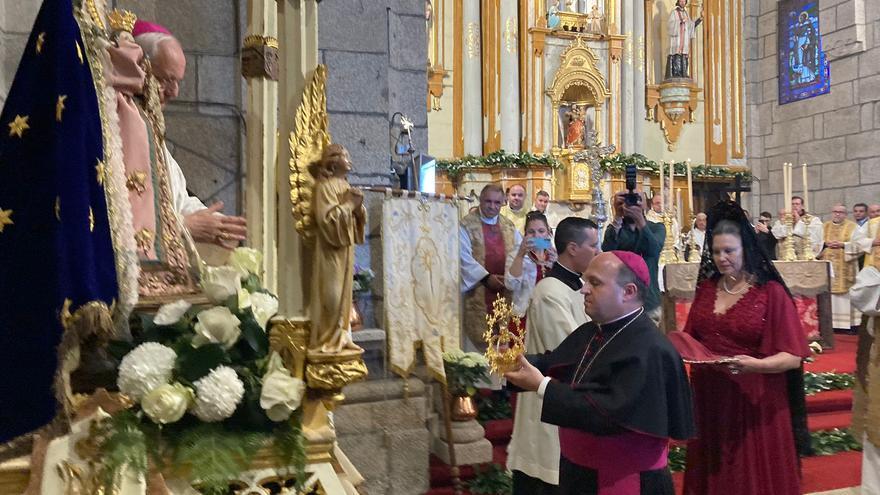 El Obispado reconoce la devoción de Castro Caldelas y corona a su Virxe dos Remedios