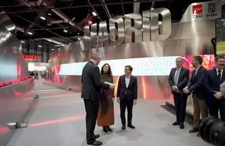 Ayuso recoge el premio a Madrid por el mejor estand de Fitur: emula al futuro circuito Madring de F1