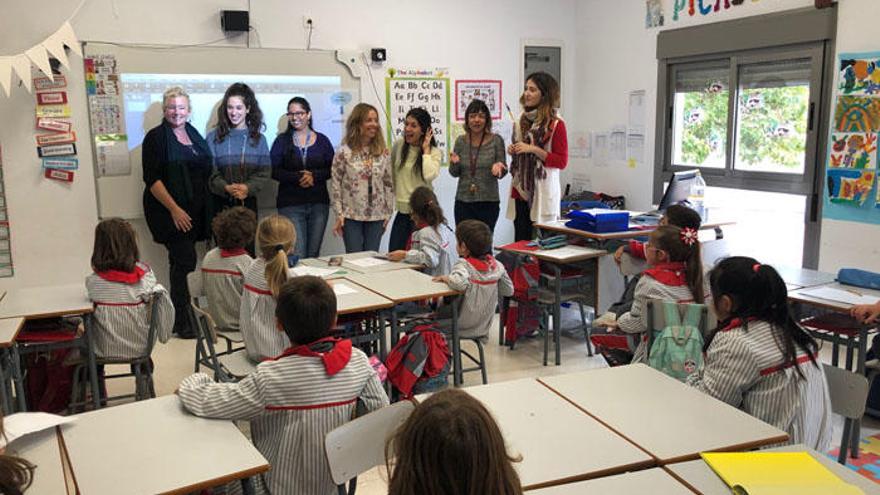 Las profesoras británicas, visitando un aula del colegio El Pinar, de Alhaurín de la Torre.