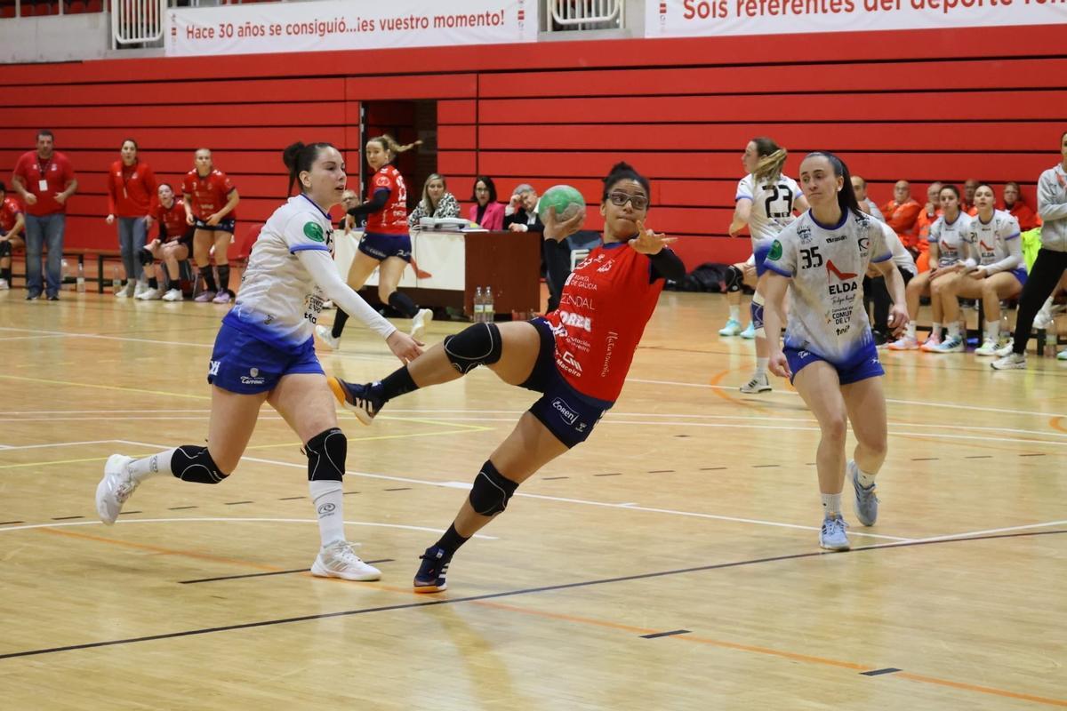 Prelchi se dispone a lanzar a puerta.