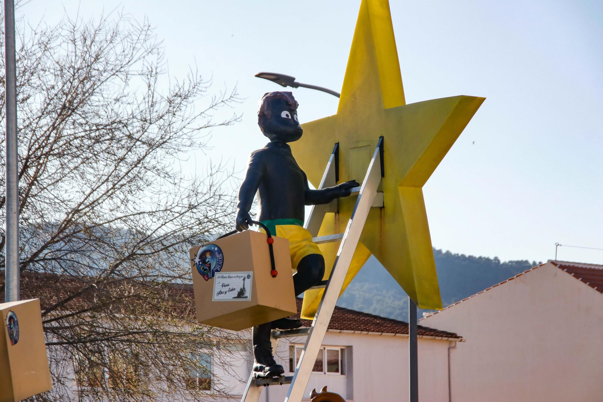 Las esculturas de los paqueteros de los Reyes Magos de Ibi vuelven a su monumento tras ser reparadas