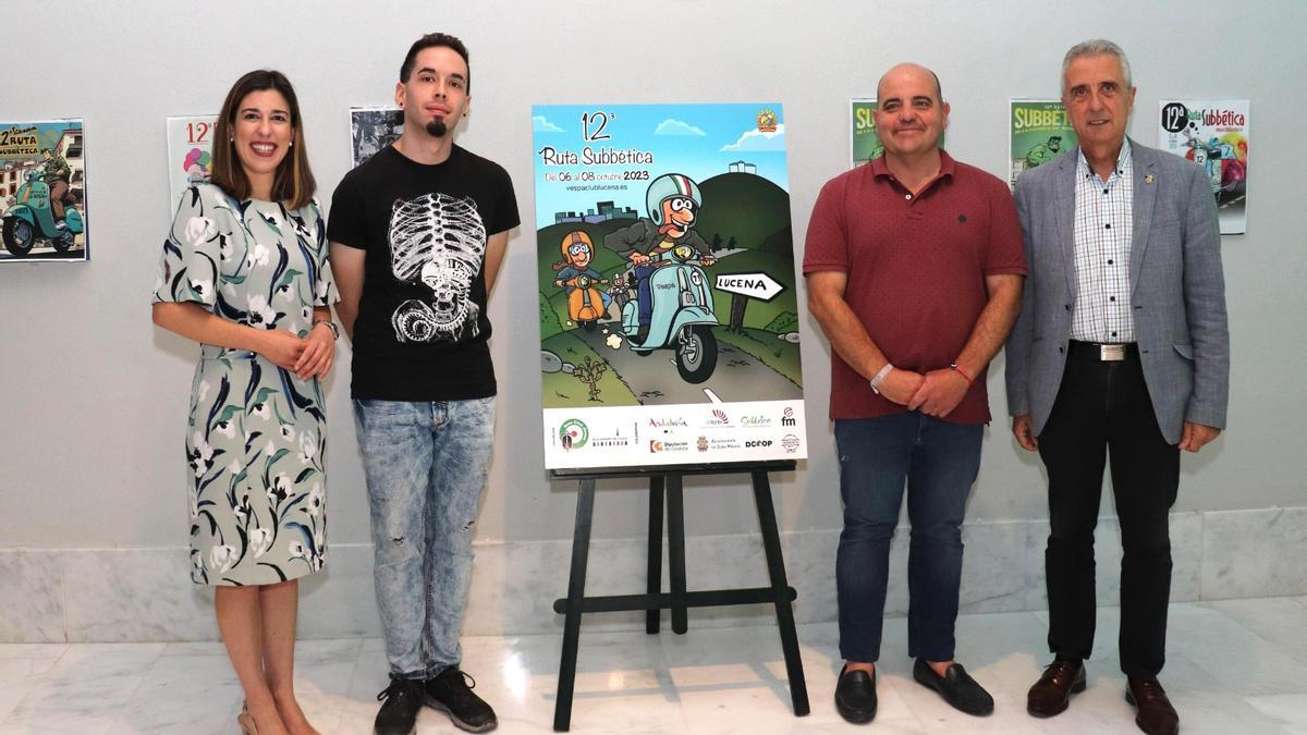 Autoridades y organizadores, ante la obra anunciadora de la 12ª Ruta Subbética en Vespa.