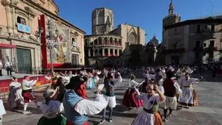 El sol reaparece y permite celebrar la Dansà dels Pobles e inaugurar el Mercat de l'Escuraeta