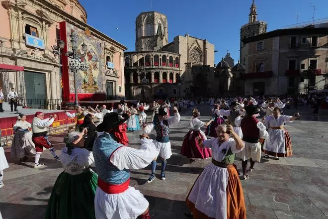 Vísperas de la fiesta de la Virgen con Dansà dels Pobles y Mercat de l'Escuraeta