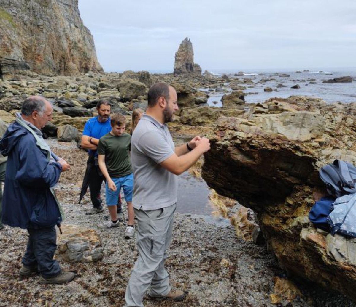 En los círculos, diferentes momentos de la visita guiada a la emblemática playa valdesana. | T. C.