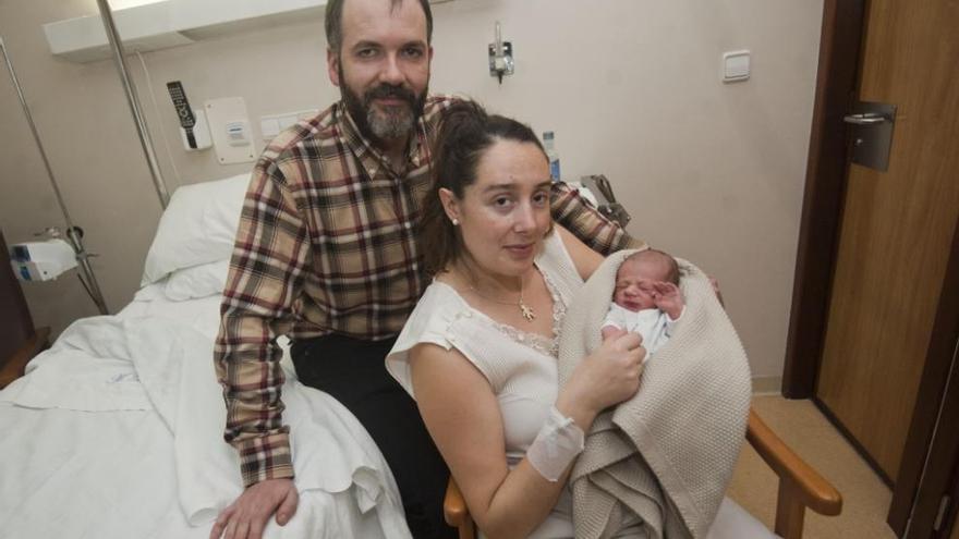 Jesús y Carmen, con el pequeño Antón, en la Maternidad Belén.